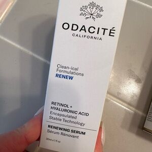 Odacité Renewing Serum - White